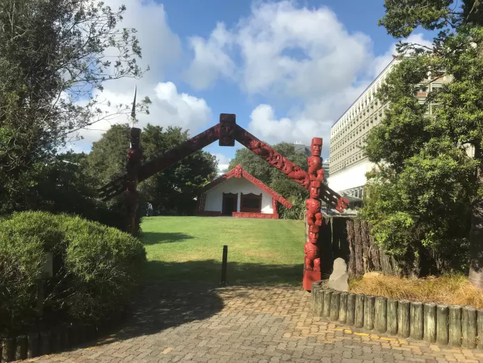 Auckland-universitetets <i>marae</i>, midtpunkt og heilag stad i ein tradsjonell maori-landsby