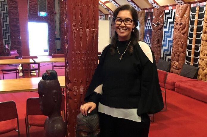 Rawinia Higgins, professor i maori sosiolingvistikk ved Victoria-universitetet i Wellington og leiar av <i>The Māori Language Commission</i>, i Victoria-universitetets <i>whare nui</i>. Rawinia Higgins, professor i maori sosiolingvistikk ved Victoria-universitetet i Wellington og leiar av <i>The Māori Language Commission</i>, i Victoria-universitetets <i>whare nui</i>.