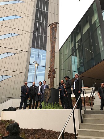 Representantar frå Ngāti Whātua Ōrākei-stammen ved maori-pålen som vart avduka i samband med velsigninga av det nye ingeniør-fakultetet ved Auckland-universitetet Representantar frå Ngāti Whātua Ōrākei-stammen ved maori-pålen som vart avduka i samband med velsigninga av det nye ingeniør-fakultetet ved Auckland-universitetet