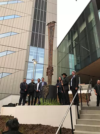 Representantar frå Ngāti Whātua Ōrākei-stammen ved maori-pålen som vart avduka i samband med velsigninga av det nye ingeniør-fakultetet ved Auckland-universitetet