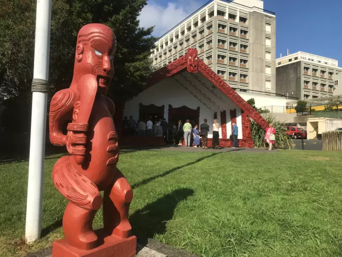 <i>Whare nui</i>, eit maori forsamlingshus, på Auckland-universitetets marae, midtpunktet i ein tradisjonell maori-landsby