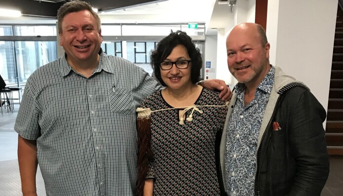 Utdanningsforskarane Hēmi Dale og Tauwehe Tamati frå Auckland-universitetet med Øystein A. Vangsnes under velsigninga av det nye ingeniør-fakultetet ved universitetet Utdanningsforskarane Hēmi Dale og Tauwehe Tamati frå Auckland-universitetet med Øystein A. Vangsnes under velsigninga av det nye ingeniør-fakultetet ved universitetet