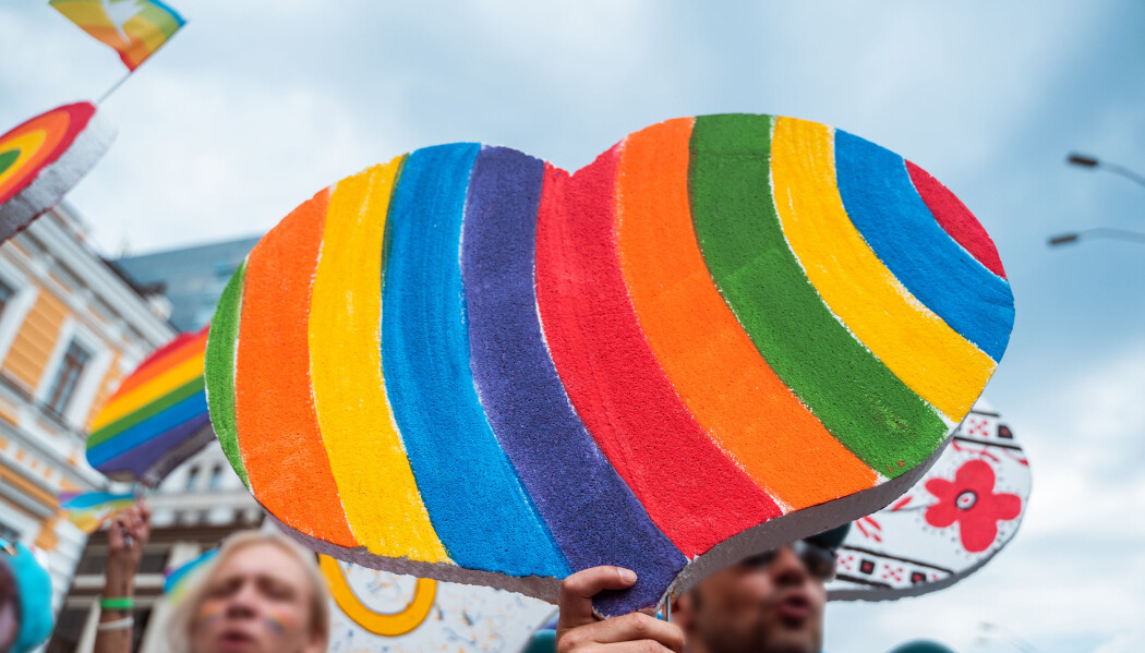 Handlinger mellom menn var forbudt i Norge frem til 1972. Men allerede ved århundreskiftet ble det argumentert for at homoseksualitet burde likestilles med heteroseksualitet rettslig, fordi homoseksualitet var definert som et medisinsk fenomen. Handlinger mellom menn var forbudt i Norge frem til 1972. Men allerede ved århundreskiftet ble det argumentert for at homoseksualitet burde likestilles med heteroseksualitet rettslig, fordi homoseksualitet var definert som et medisinsk fenomen.