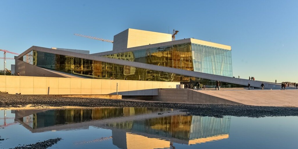 Operaen i Oslo kostet 4,2 milliarder kroner, og den er dyr å drive. Men nå er den Oslos best besøkte turistattraksjon. Operaen i Oslo kostet 4,2 milliarder kroner, og den er dyr å drive. Men nå er den Oslos best besøkte turistattraksjon.