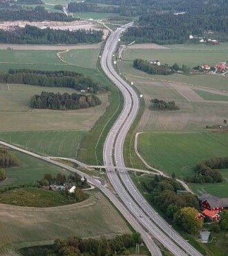 Blant mange fordeler ga ny E6 gjennom Østfold langt færre og som oftest mindre alvorlige ulykker. Blant mange fordeler ga ny E6 gjennom Østfold langt færre og som oftest mindre alvorlige ulykker.