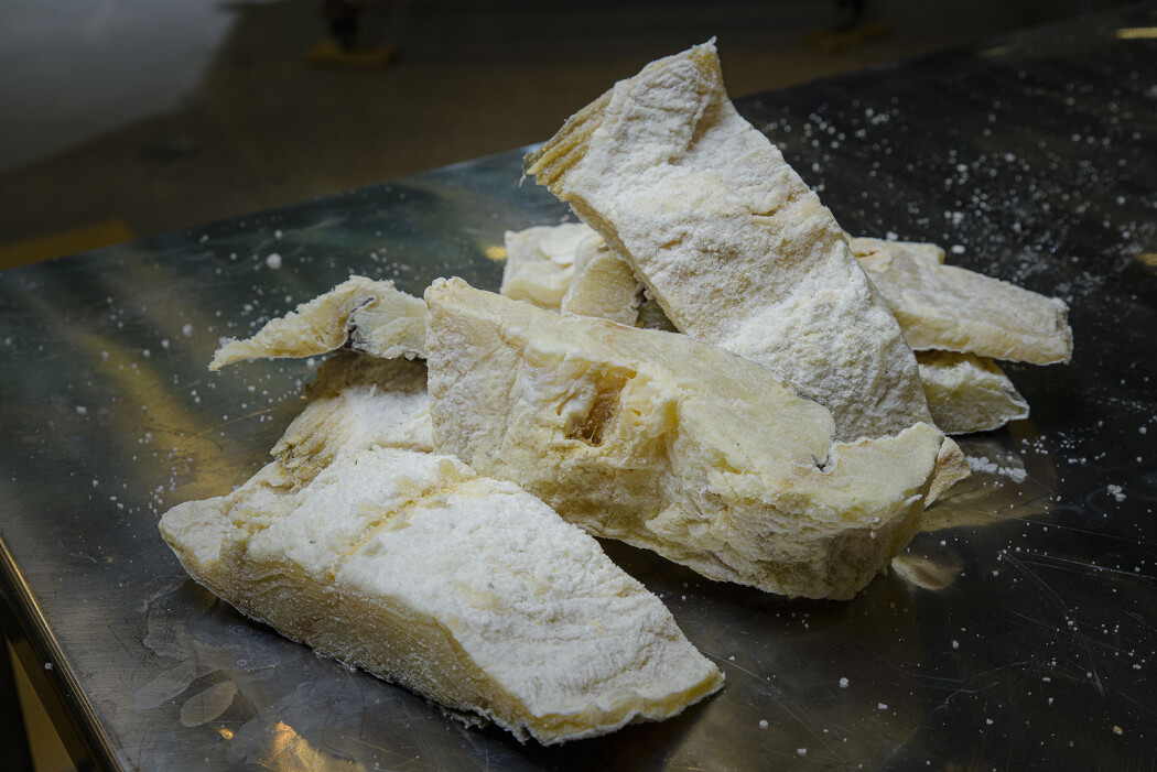Klippfisk som er lagret over lang tid får en litt mørkere farge og en enda mer særpreget smak. Klippfisk som er lagret over lang tid får en litt mørkere farge og en enda mer særpreget smak.
