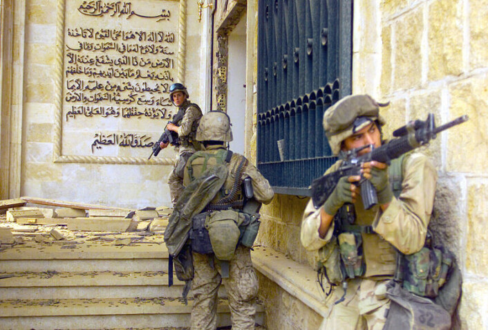Amerikanske marinesoldater i Saddam Husseins palass i Bagdad under kampene i 2003. (Foto: Defense Visual Information Center, Wikimedia Commons) Amerikanske marinesoldater i Saddam Husseins palass i Bagdad under kampene i 2003. (Foto: Defense Visual Information Center, Wikimedia Commons)