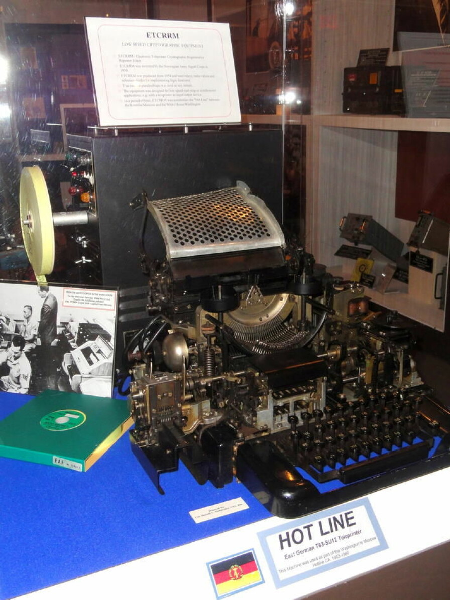 Krypteringsmaskinen ETCRRM ble produsert av Standard Telefon og Kabelfabrik i Norge. Ideen kom fra oberst Bjørn Rørholt, som videreutviklet maskinen i tett samarbeid med Kåre Meisingset. Maskiner av denne typen ble brukt i hotlinen mellom Washington og Kreml under den kalde krigen.