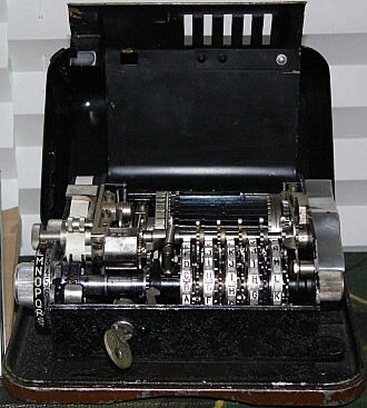 En krypteringsmaskin av typen Hagelin C-36, som ble brukt av nordmennene under 2. verdenskrig. En krypteringsmaskin av typen Hagelin C-36, som ble brukt av nordmennene under 2. verdenskrig.