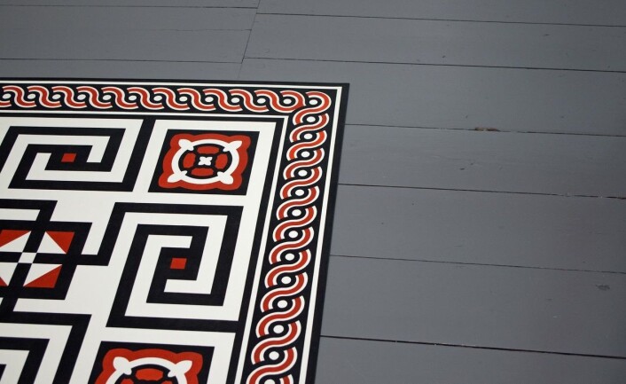 En bit av det detaljerte malerarbeidet som er gjort i forbindelse med oppussingen av Eidsvollsbygningen. (Foto: Georg Mathisen) En bit av det detaljerte malerarbeidet som er gjort i forbindelse med oppussingen av Eidsvollsbygningen. (Foto: Georg Mathisen)