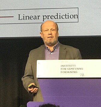 – Når var du sist i banken og snakket med et menneske? spør Erling Barth. – Når var du sist i banken og snakket med et menneske? spør Erling Barth.
