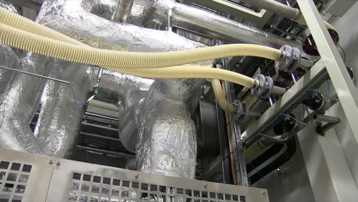 Rør som fører spillvarme fra brenselcellene nedenfor tilbake til reaktoren hvor karbondioksid skilles ut. (Foto: Arnfinn Christensen, forskning.no)