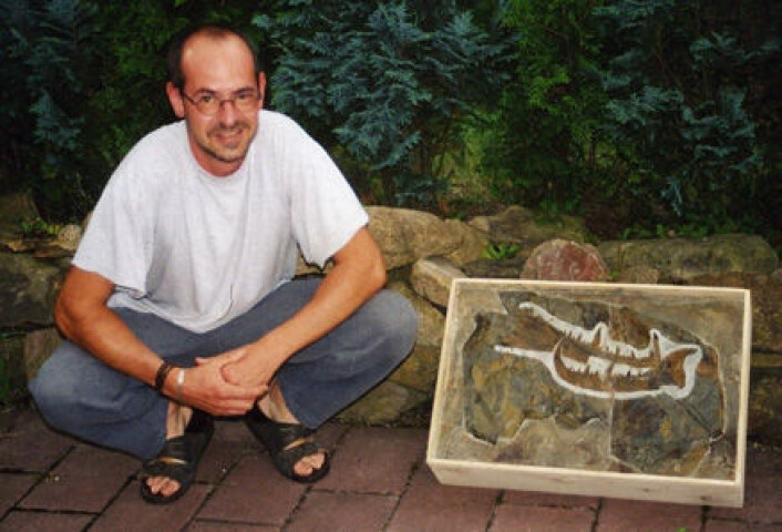 "Markus Poschmann med kloa til den fossile kjempeskorpionen." "Markus Poschmann med kloa til den fossile kjempeskorpionen."