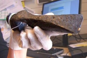 Denne øksa kom i bruk i overgangen mellom eldre og yngre jernalder. Sannsynligvis ble den brukt på geriljaaktige raid mellom småhøvdinger, i en tid da samfunnet var i krise. (Foto: Per Byhring) Denne øksa kom i bruk i overgangen mellom eldre og yngre jernalder. Sannsynligvis ble den brukt på geriljaaktige raid mellom småhøvdinger, i en tid da samfunnet var i krise. (Foto: Per Byhring)