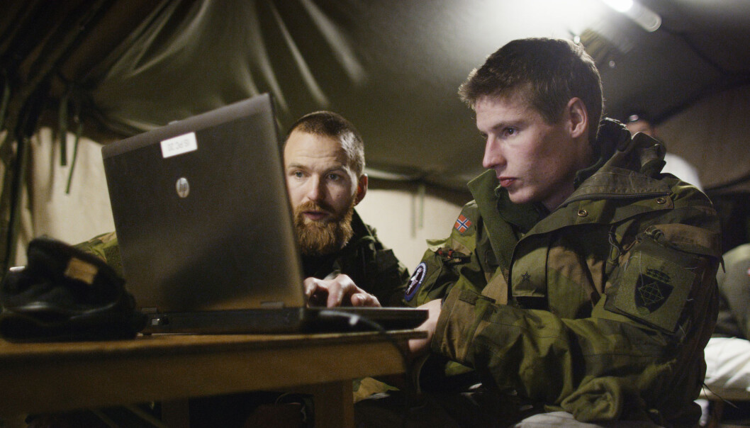 Når Forsvaret skal sende meldinger, er det viktig at fienden ikke kan plukke opp beskjeden eller tukle med innholdet. Det samme gjelder i din og min hverdag, for eksempel når vi skal logge inn i nettbanken. Når Forsvaret skal sende meldinger, er det viktig at fienden ikke kan plukke opp beskjeden eller tukle med innholdet. Det samme gjelder i din og min hverdag, for eksempel når vi skal logge inn i nettbanken.