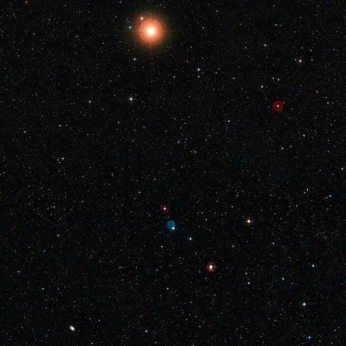 Vidvinkelbilde av himmelen rundt Abell 33. (Foto: ESO/DIGITIZED SKY SURVEY 2. ACKNOWLEDGEMENT: DAVIDE DE MARTIN) Vidvinkelbilde av himmelen rundt Abell 33. (Foto: ESO/DIGITIZED SKY SURVEY 2. ACKNOWLEDGEMENT: DAVIDE DE MARTIN)