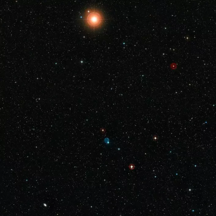 Vidvinkelbilde av himmelen rundt Abell 33. (Foto: ESO/DIGITIZED SKY SURVEY 2. ACKNOWLEDGEMENT: DAVIDE DE MARTIN)