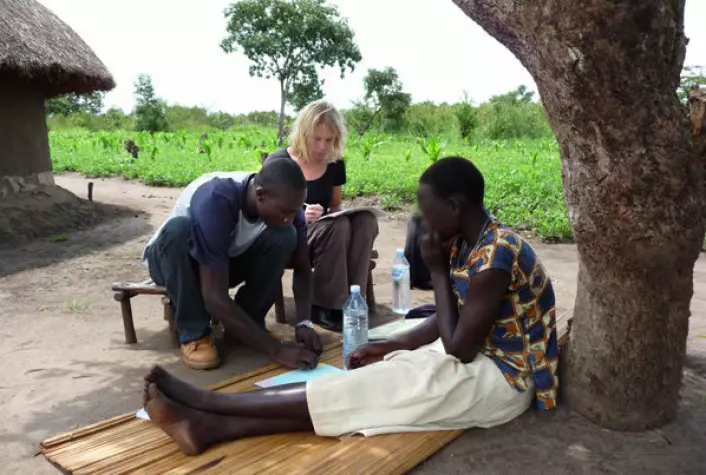 Ei jente fra Nord-Uganda som tidligere har vært kidnappet av geriljahæren LRA gjennomgår terapi. Hun snakker med den tyske forskeren Verena Ertl og Dayan Odokonyero, som er en av de lokale terapeutene som deltar i prosjektet. Bildet er manipulert for å unngå identifikasjon. (Foto: Universty of Bielefeld)