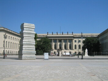 Tung akademisk tradisjon: Bokskulptur fra Humboldt-universitetet i Berlin. (Foto: Ryan Hadley/Wikimedia Commons)