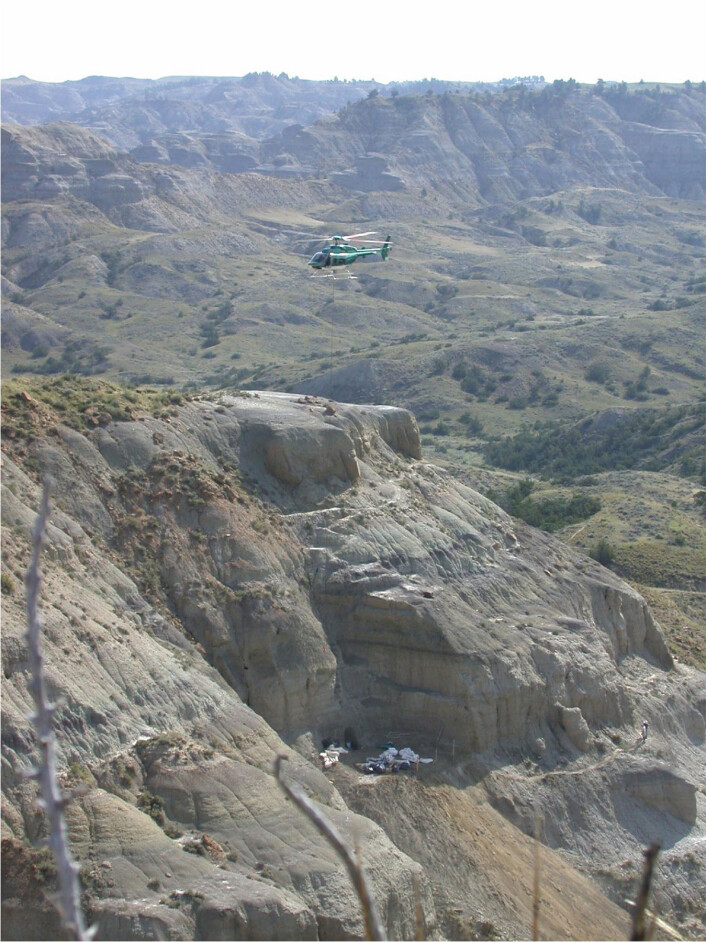 "Utgravingsstedet ved Hell Creek i Montana. Paleontologene måtte grave seg gjennom rundt 1 000 kubikkmeter sandstein." "Utgravingsstedet ved Hell Creek i Montana. Paleontologene måtte grave seg gjennom rundt 1 000 kubikkmeter sandstein."