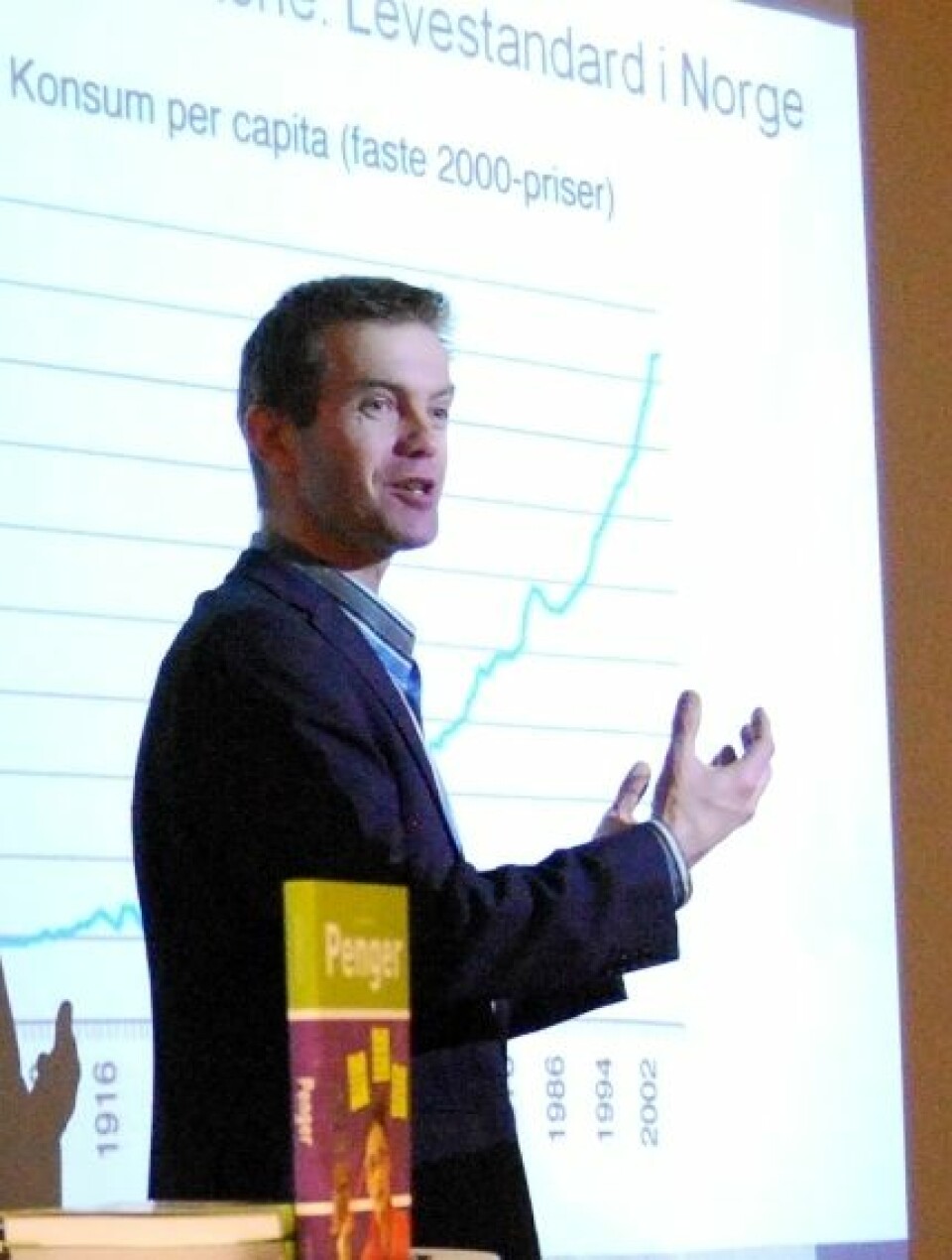 Erling Røed Larsen ved BI er på jakt etter X-faktoren i norsk økonomi. (Foto: Hanne Jakobsen)