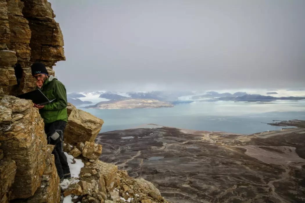 Å studere permafrost på fjerntliggende steder er utfordrende. Her måler Jaroslav Obu temperaturer i en fjellside i Ny-Ålesund på Svalbard. Permafrost kan også observeres ved hjelp av satellitter og permafrost-modeller.