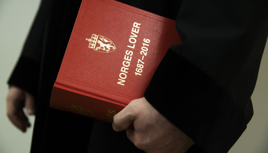 – Straff krever en solid begrunnelse. Det viser Rusreformutvalgets utredning at vi ikke har per i dag, og dermed faller også rettferdiggjørelsen av straffleggingen bort, skriver Dagny Adriaenssen Johannessen og Kenneth Arctander Johansen. – Straff krever en solid begrunnelse. Det viser Rusreformutvalgets utredning at vi ikke har per i dag, og dermed faller også rettferdiggjørelsen av straffleggingen bort, skriver Dagny Adriaenssen Johannessen og Kenneth Arctander Johansen.