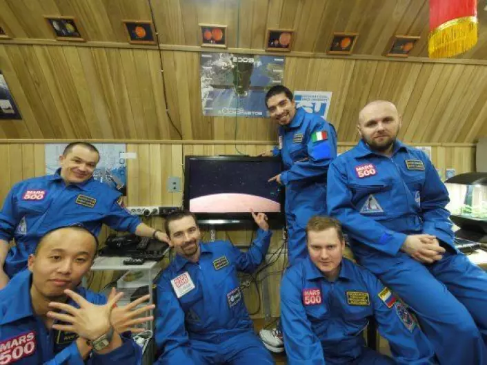 Besetningen om bord på Mars500, da de steg om bord i romfartøyet, i juni 2010. I de siste 17 månedene har de bare hatt hverandre, men stemningen underveis har for det meste vært god. (Foto: ESA)