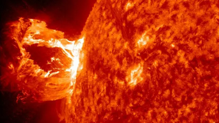 Ei boble av supervarm plasma brest på sola i eit vakkert utbrot 16. april. (Foto: NASA/SDO/AIA)