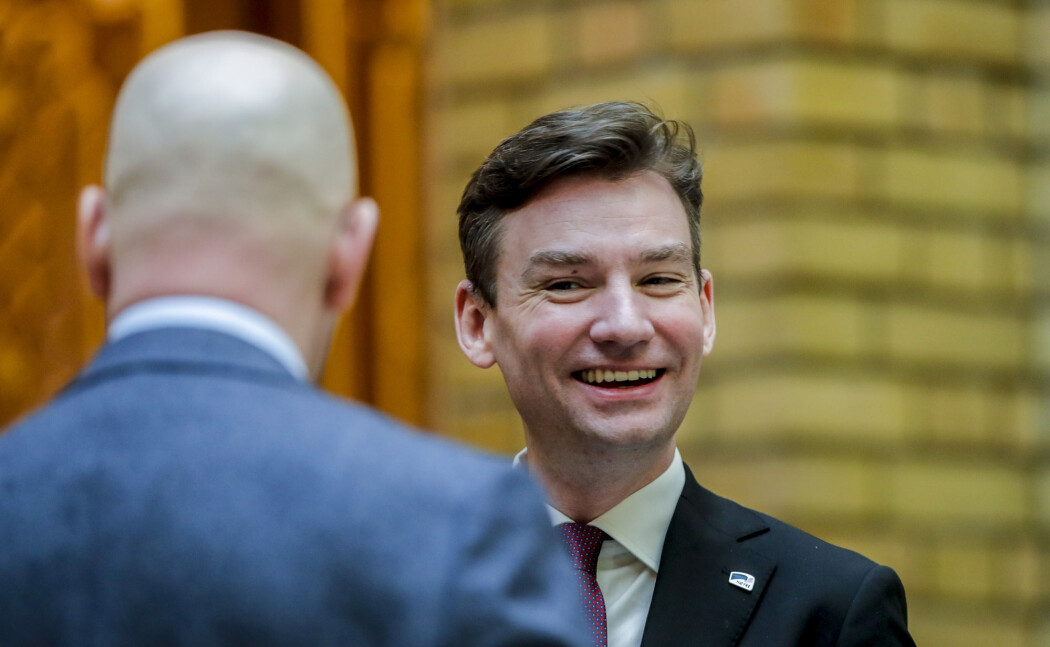 Forsknings- og høyere utdanningsminister Henrik Asheim (H) mottok torsdag utredningen til Universitets- og høyskolelovutvalget. Her er han i Stortingets vandrehall. Forsknings- og høyere utdanningsminister Henrik Asheim (H) mottok torsdag utredningen til Universitets- og høyskolelovutvalget. Her er han i Stortingets vandrehall.