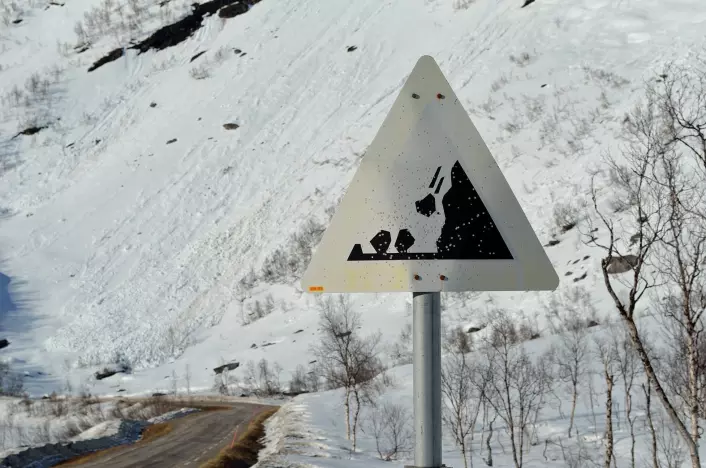 Steinsprang er den typen skred som forekommer hyppigst på norske veier, og som ødelegger og koster mest. (Foto: Colourbox)