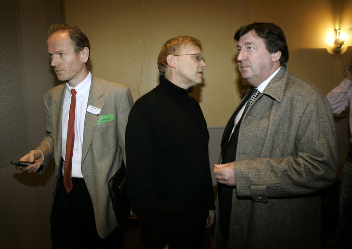 Oslo 5. januar 2006: Opticoms finansdirektør Erling Svela, (t.v.) og advokat Trond Sanfelt (t.h) klarte ikke å stoppe at en kritisk granskningsrapport om hva som har skjedd i selskapet, ble lagt fram under den ekstraordinære generalforsamlingen i Folkets Hus torsdag. I midten Opticom-gründer Hans Gude Gudsen. (Foto: Heiko Junge / SCANPIX) Oslo 5. januar 2006: Opticoms finansdirektør Erling Svela, (t.v.) og advokat Trond Sanfelt (t.h) klarte ikke å stoppe at en kritisk granskningsrapport om hva som har skjedd i selskapet, ble lagt fram under den ekstraordinære generalforsamlingen i Folkets Hus torsdag. I midten Opticom-gründer Hans Gude Gudsen. (Foto: Heiko Junge / SCANPIX)