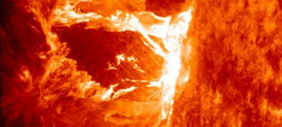 Ei boble av supervarm plasma brest på sola i eit vakkert utbrot 16. april. NASA/SDO/AIA