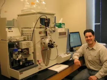 "Dr. John Asara ved Beth Israel Deaconess Medical Medical Centre i Bostin, ledet det teknologisk krevende arbeidet med å sekvensere selve proteinene. Her sitter han sammen med instrumentet som ble tatt i bruk, et LTQ massespektrometer."