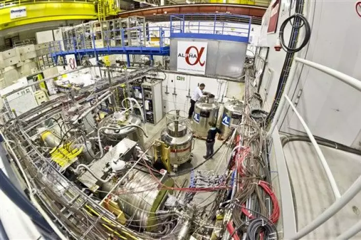 CERNs ALPHA-gruppe har klart å veie antiatomer. Neste skritt blir å bestemme hvordan disse partiklene påvirkes av tyngdekraften. (Foto: CERN)