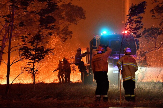 Brannmenn står foran flammehavet 31. desember 2019 i Nowra i Australia. Brannmenn står foran flammehavet 31. desember 2019 i Nowra i Australia.