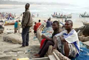 "Det lille fiskersamfunnet i utkanten av Accra klarer så vidt å brødfø sine egne ved hjelp av fangsten fra de små båtene. I globaliseringens tidsalder konkurrerer de mot store internasjonale trålere som selger fisken billigere, og de står derfor i fare for å miste levebrødet sitt." "Det lille fiskersamfunnet i utkanten av Accra klarer så vidt å brødfø sine egne ved hjelp av fangsten fra de små båtene. I globaliseringens tidsalder konkurrerer de mot store internasjonale trålere som selger fisken billigere, og de står derfor i fare for å miste levebrødet sitt."