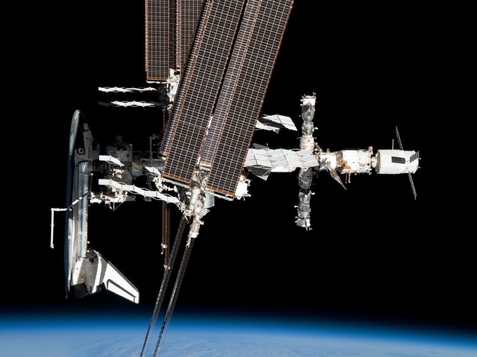 Den internasjonale romstasjonen med romfergen Endeavor til venstre i bildet. Her testes medisinsk teknologi og metoder som også kommer pasienter på jorda til gode. (Foto: NASA)