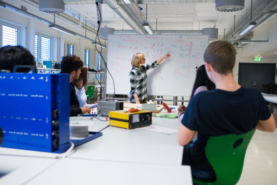 Ungdommer både i distriktene og i sentrale strøk trives på skolen, men det er større forskjeller når det gjelder planer om høyere utdanning, viser en ny undersøkelse. Ungdommer både i distriktene og i sentrale strøk trives på skolen, men det er større forskjeller når det gjelder planer om høyere utdanning, viser en ny undersøkelse.
