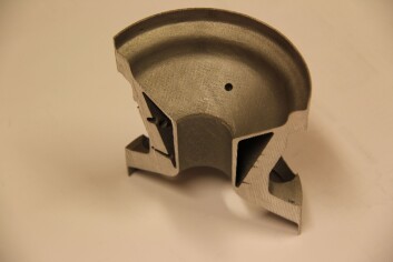 Rakettkomponent bygget som show-case for å vise muligheter. Komponenten er bygd additivt i aluminium, delt i to og har innebygde hulrom for å spare vekt. (Foto: Sintef) Rakettkomponent bygget som show-case for å vise muligheter. Komponenten er bygd additivt i aluminium, delt i to og har innebygde hulrom for å spare vekt. (Foto: Sintef)
