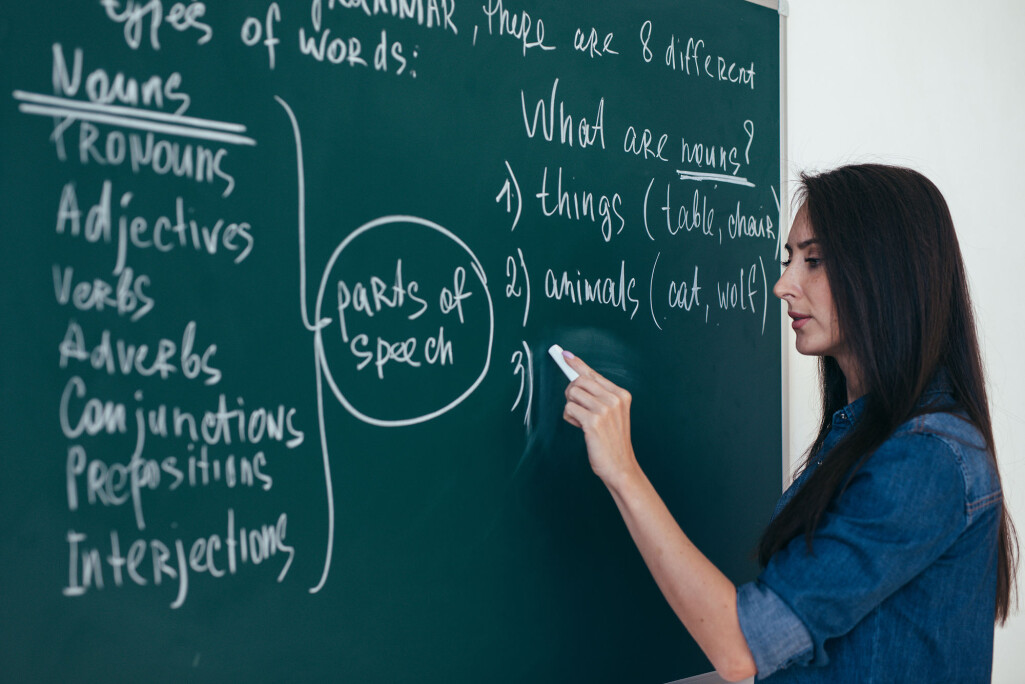 – Elevane bør jobbe meir med grammatikk medan dei skriv, heller enn å bli utsett for reine grammatikktimar, seier Sigrunn Askland. – Elevane bør jobbe meir med grammatikk medan dei skriv, heller enn å bli utsett for reine grammatikktimar, seier Sigrunn Askland.