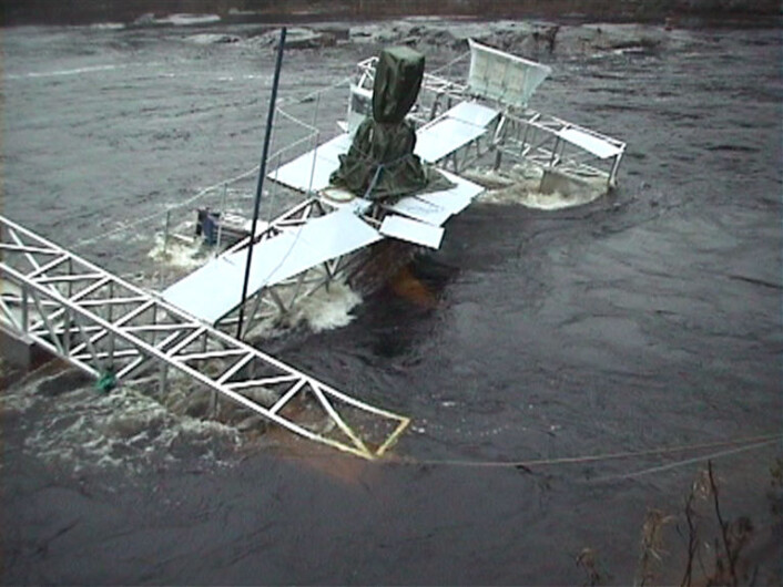Den første prototypen av vannturbinen havarerte etter et voldsomt regnvær, med påfølgende utslipp av spillvann fra kraftverket i Numedalslågen. (Foto: Water Power Industries) Den første prototypen av vannturbinen havarerte etter et voldsomt regnvær, med påfølgende utslipp av spillvann fra kraftverket i Numedalslågen. (Foto: Water Power Industries)