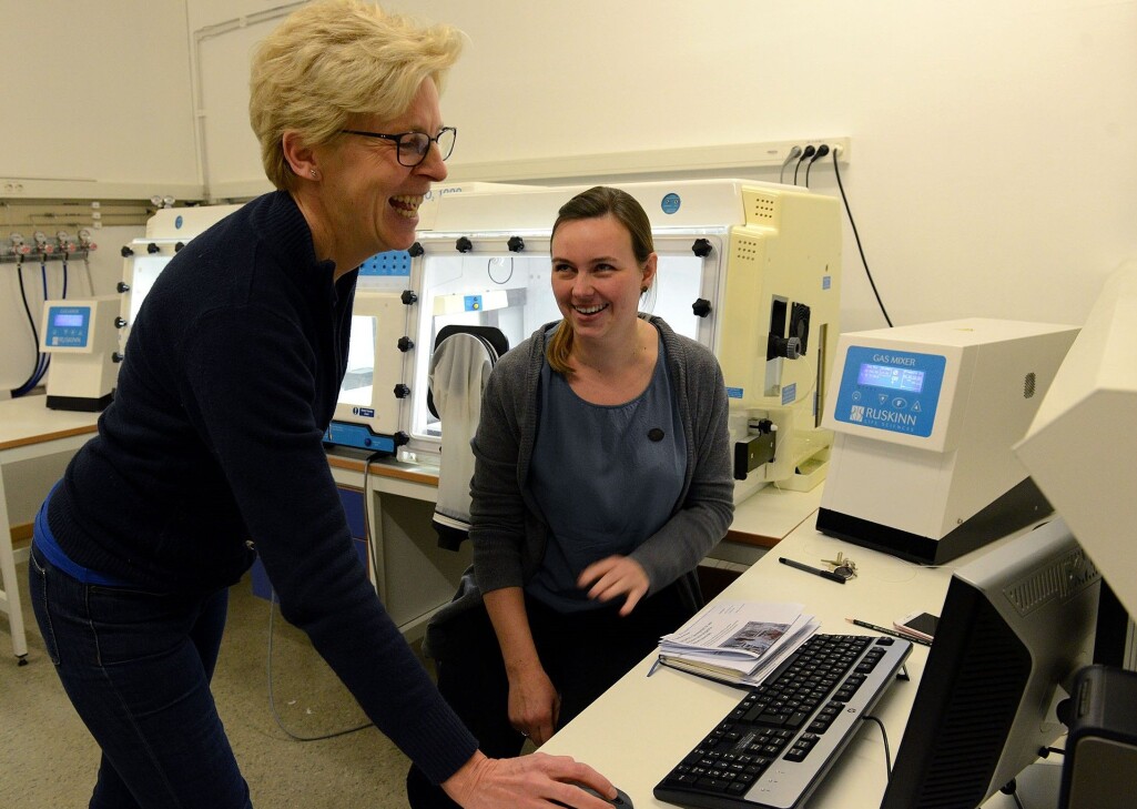 Nina J. Edin (t.v.) og Julia Marzioch i cellelaboratoriet til Fysisk institutt. Utstyr og kompetanse er bygget opp gjennom et stort EU-prosjekt ledet fra UiO. Foto: Hilde Lynnebakken/UiO Bruk bildet. Nina J. Edin (t.v.) og Julia Marzioch i cellelaboratoriet til Fysisk institutt. Utstyr og kompetanse er bygget opp gjennom et stort EU-prosjekt ledet fra UiO. Foto: Hilde Lynnebakken/UiO Bruk bildet.