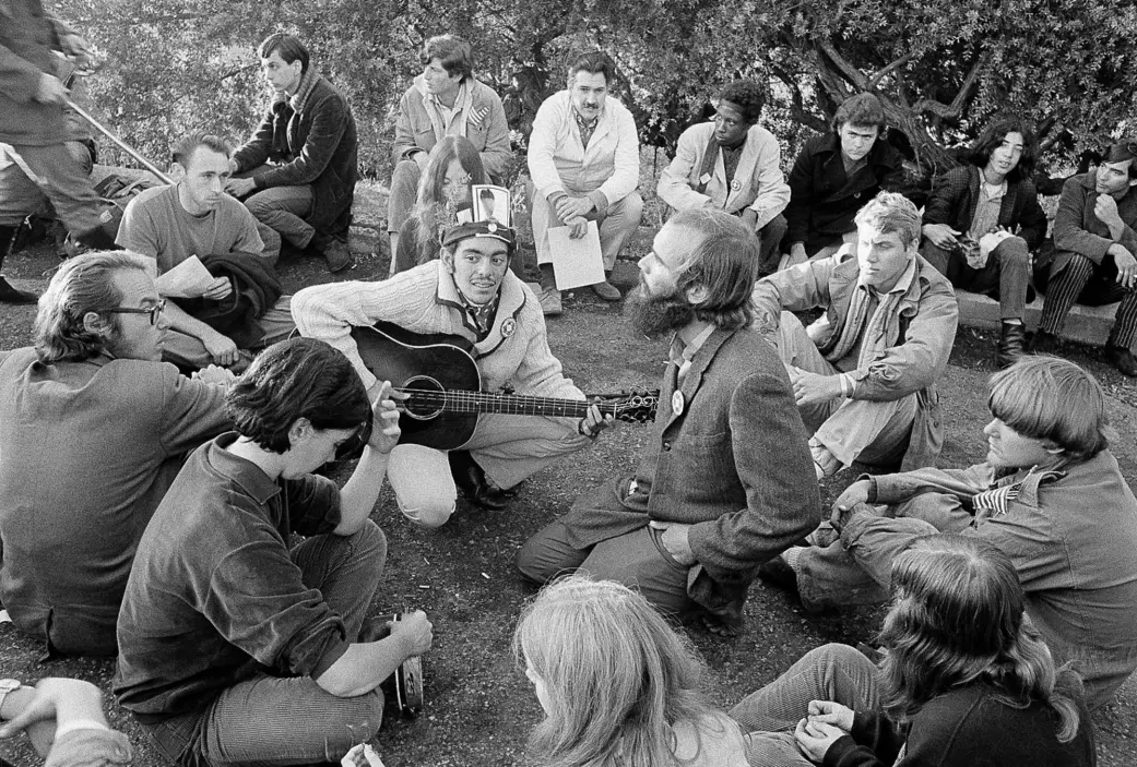Hippier i en park i det distriktet Haight-Ashbury i San Fransisco høsten 1967.