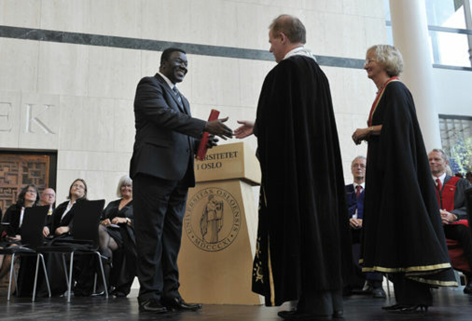 Rektor Ole Petter Ottersen ved UiO overrekker Jean-Claude Mbanya tittel som æresdoktor. (Foto: Francesco Saggio)