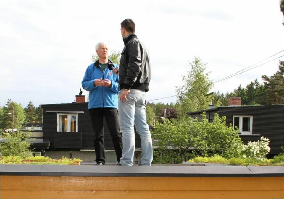 Bent Braskerud blir intervjuet av Slovakisk riks-TV om klimatilpasning i byer på et grønt garasjetak i Oslo. (Foto: Hanne Bakke/NVE)