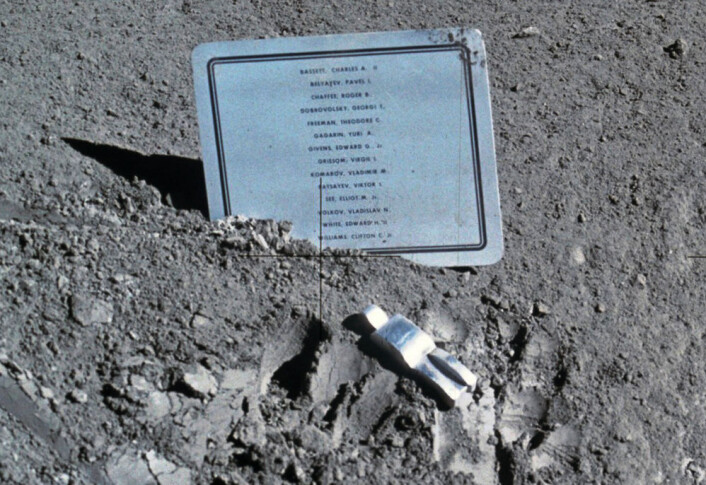Fallen Astronaut, fotografert av Harrison Schmitt rett etter at den ble lagt ned i Hadleyrillen i Mare Imbrium 1. august 1971, under måneferden Apollo 15. (Foto: Harrison Schmitt, NASA) Fallen Astronaut, fotografert av Harrison Schmitt rett etter at den ble lagt ned i Hadleyrillen i Mare Imbrium 1. august 1971, under måneferden Apollo 15. (Foto: Harrison Schmitt, NASA)