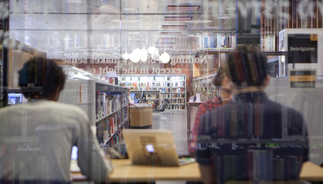 Realfagsbiblioteket ved Universitetet i Oslo er mye mer enn bare hyllemeter på hyllemeter med bøker og tidsskrifter. Realfagsbiblioteket ved Universitetet i Oslo er mye mer enn bare hyllemeter på hyllemeter med bøker og tidsskrifter.