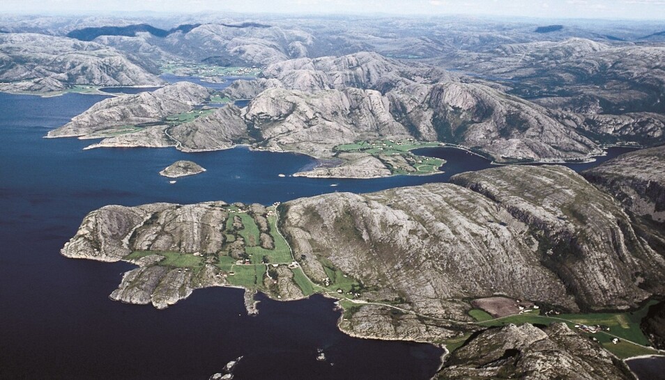 Bildet er fra kystlandskapet på Fosen hvor en ser en nokså påfallende linjer som preger landskapet. Terrenget varierer mellom rygger med skrint fjell og dalbunner som er fylt opp med løsmasser som benyttes til jordbruk. Linjene stammer fra en stor forskyvning som skjedde da Norge og Grønland kolliderte for 400-450 millioner år siden. Denne svakhetssonen har vært aktiv flere ganger senere.