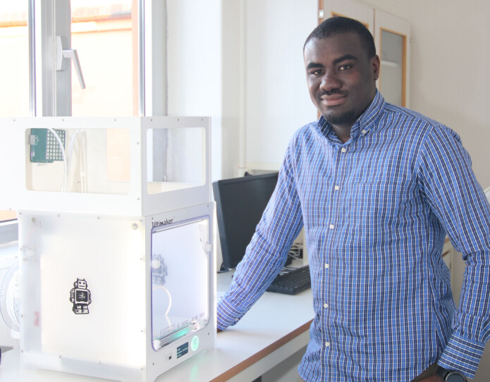 Eric Ofosu Kissi viser fram ein av 3D-skrivarane som forskarane ved Farmasøytisk institutt brukar for å skriva ut legemiddel. Eric Ofosu Kissi viser fram ein av 3D-skrivarane som forskarane ved Farmasøytisk institutt brukar for å skriva ut legemiddel.
